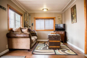 Cozy 1-bedroom cabin with kitchen Dogs OK